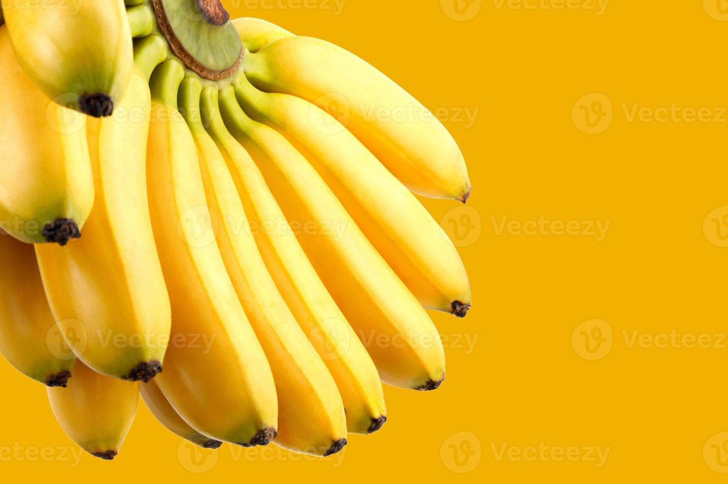 Bündel Bananen auf gelbem Hintergrund. leckere reife Bananen. foto