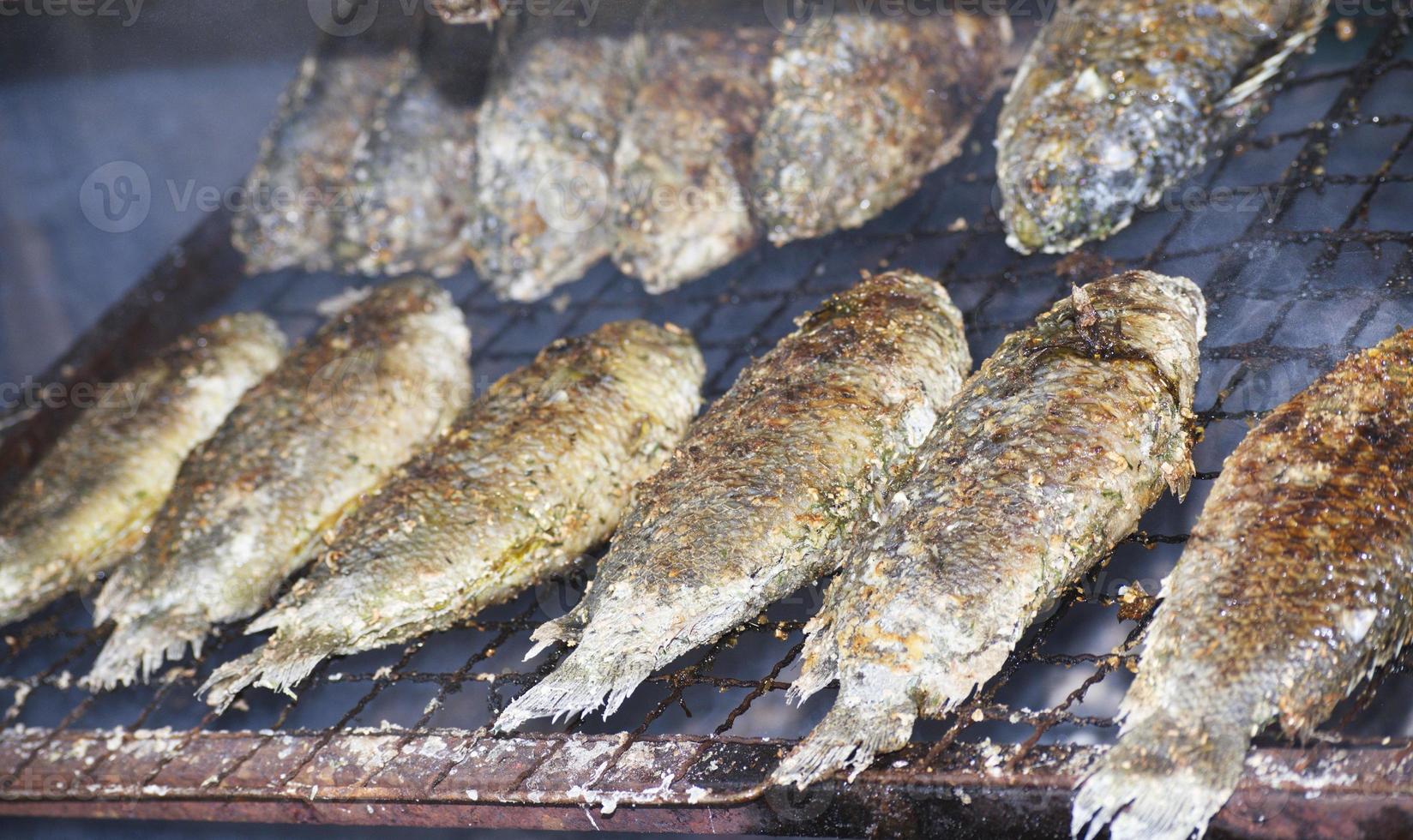 Roast Anabas steht auf dem Herd und wird mit Holzkohle gekocht. foto