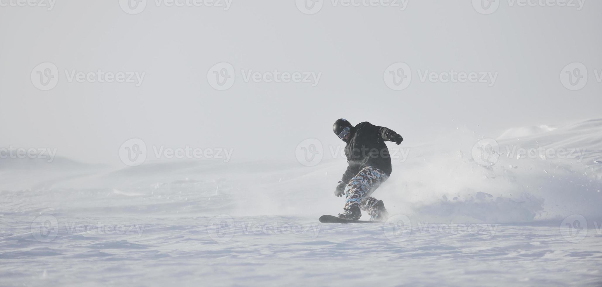 Freestyle-Snowboarder springen und fahren foto