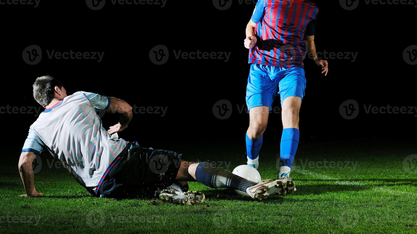 Fußballspieler im Wettbewerb um den Ball foto