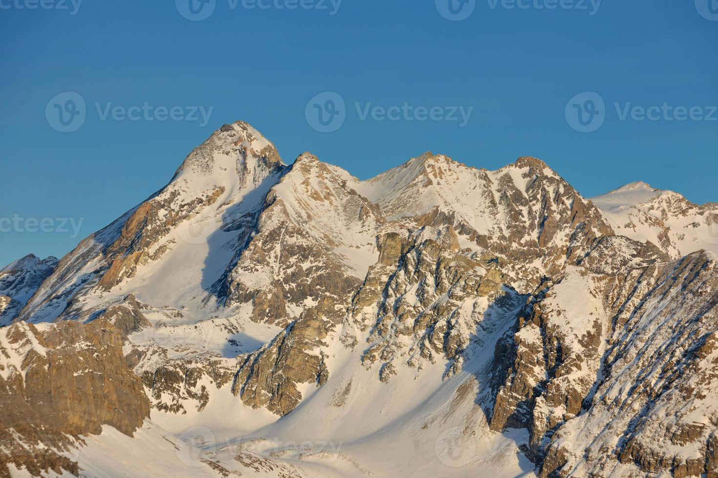 hohe berge unter schnee im winter foto