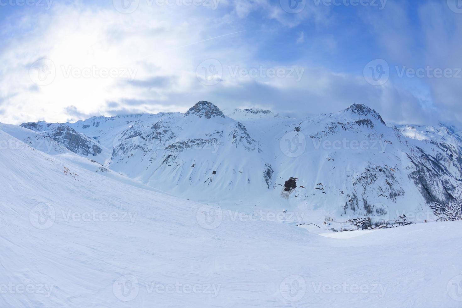 hohe berge unter schnee im winter foto