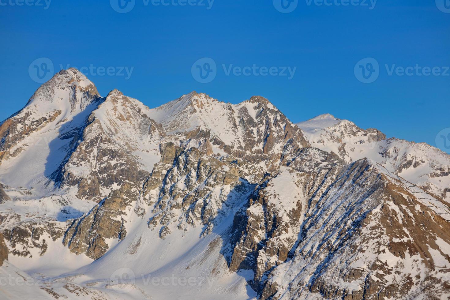 hohe berge unter schnee im winter foto