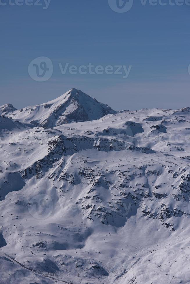 schöne Berglandschaft im Winter foto