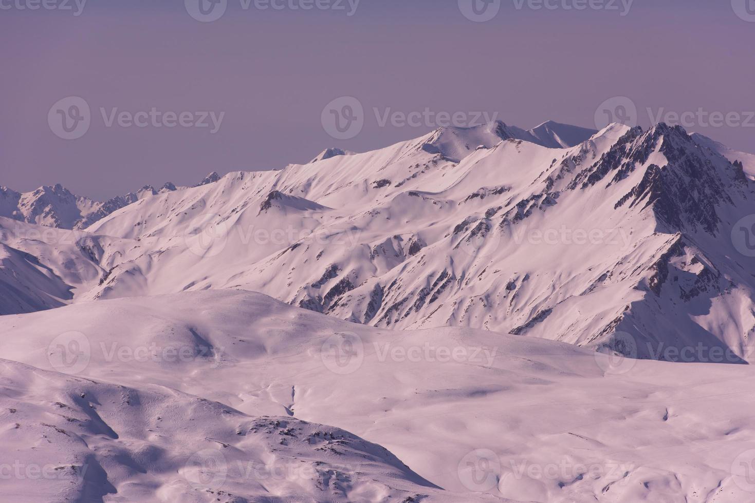 schöne Berglandschaft im Winter foto