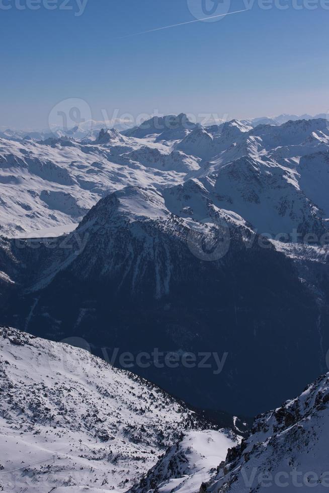 schöne Berglandschaft im Winter foto