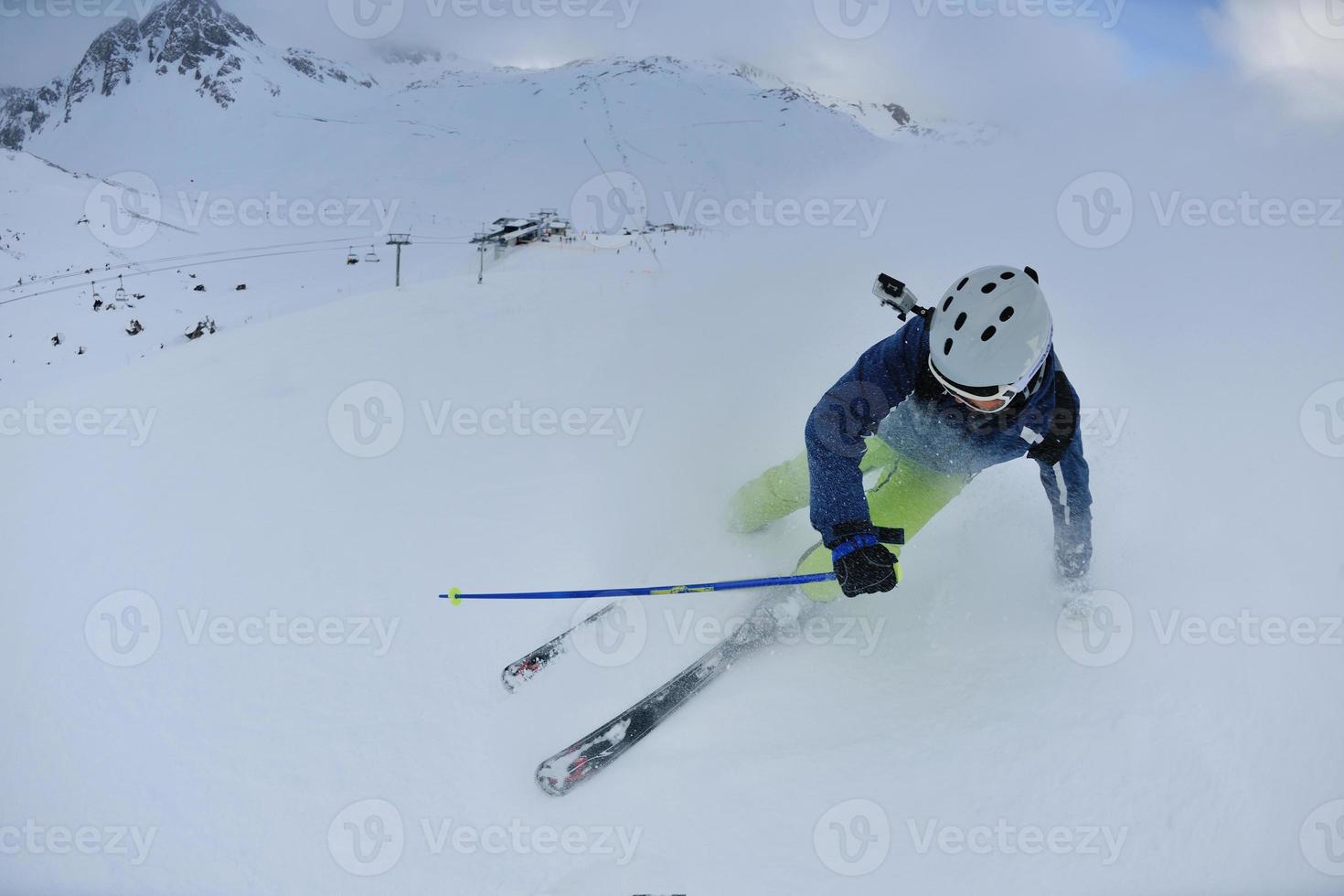 Skifahren auf Neuschnee in der Wintersaison am schönen sonnigen Tag foto