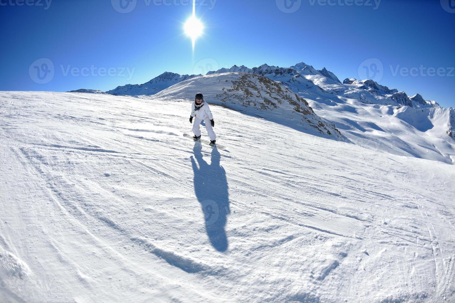 Skifahren auf Neuschnee in der Wintersaison am schönen sonnigen Tag foto