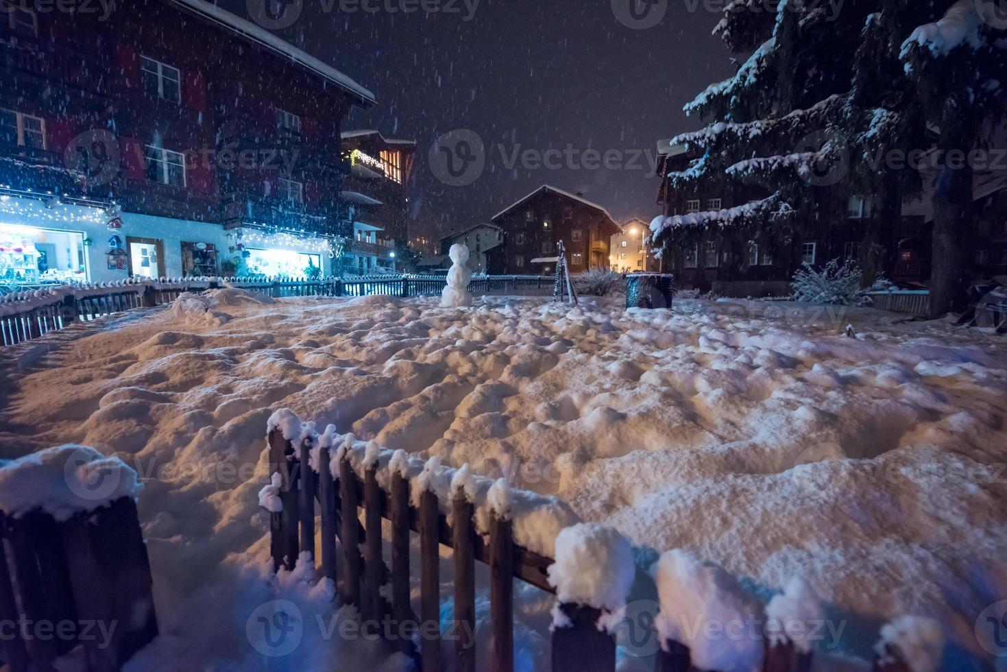 verschneite Straßen des alpinen Bergdorfes foto