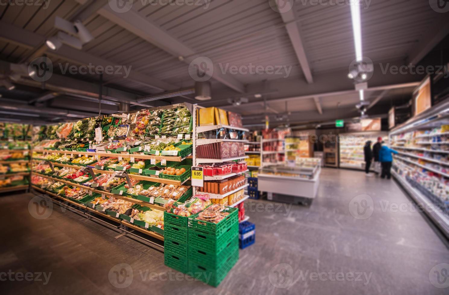 leute, die im modernen supermarkt einkaufen foto