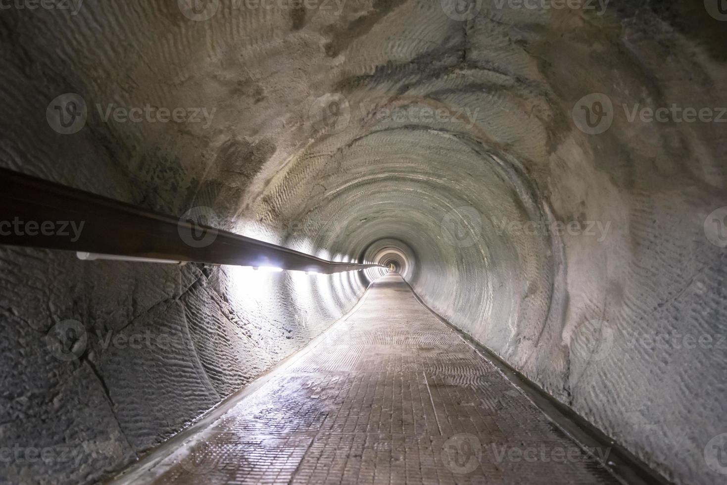 Unterirdischer Tunnel für Fußgänger foto