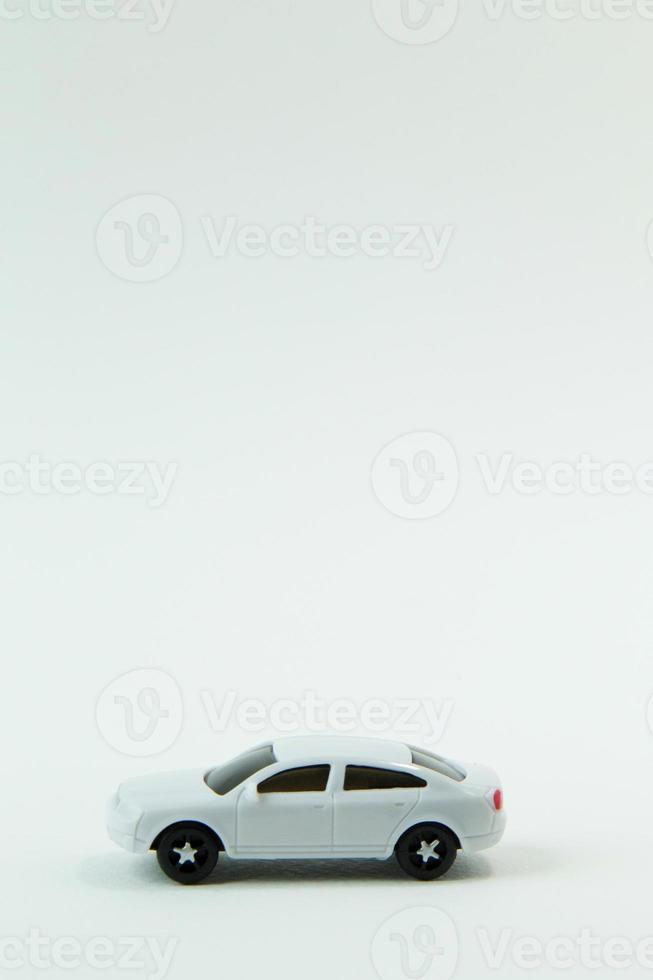 weißes Auto Spielzeug auf weißem Hintergrundbild Nahaufnahme. foto