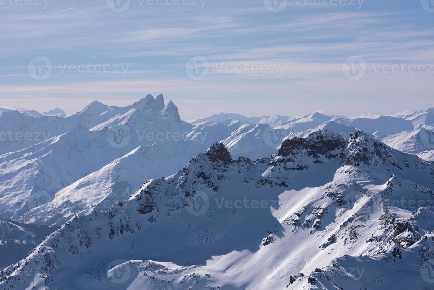 schöne Berglandschaft im Winter foto