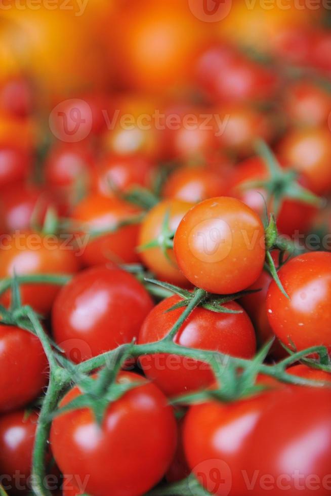 frisches obst und gemüse auf dem markt foto