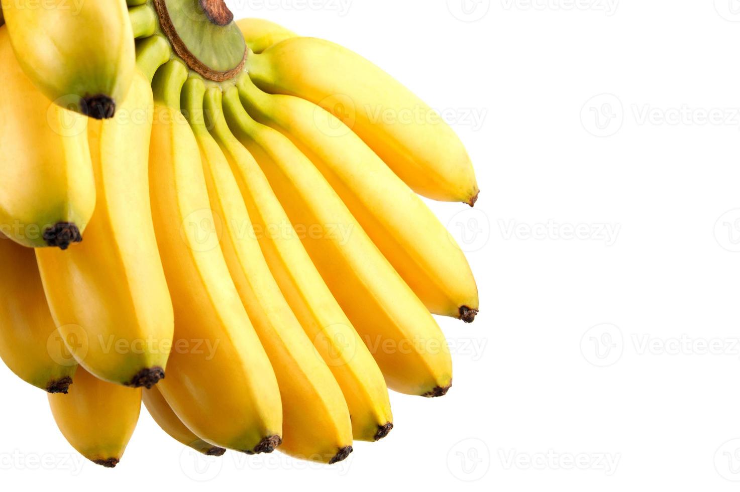 Bündel Bananen auf weißem Hintergrund. leckere reife Bananen. foto