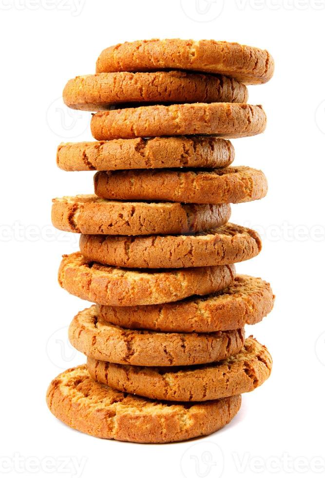 ein Stapel Cookies ist auf einem weißen Hintergrund isoliert. Cookie-Turm. foto