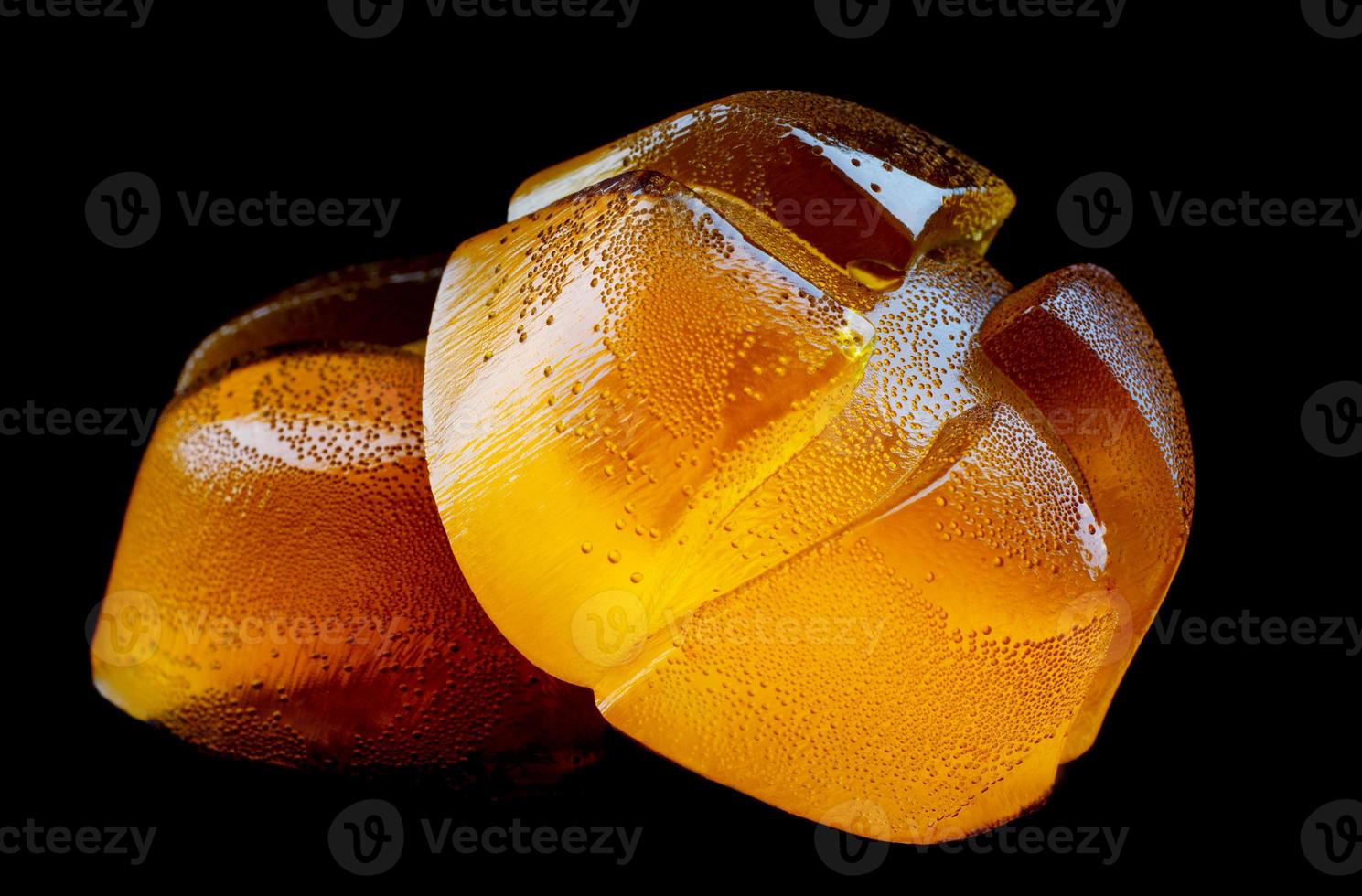 schöne gelbe Marmeladenbonbons auf schwarzem Hintergrund. leckere Marmelade. foto