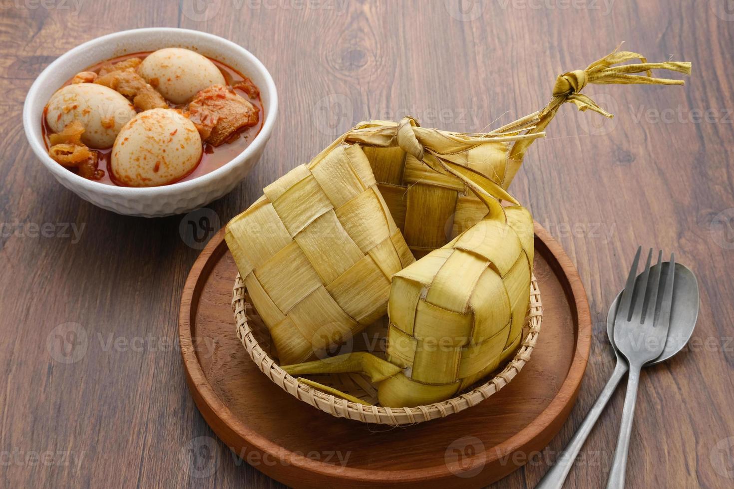 Ketupat, Ketupat oder Reisknödel ist eine lokale Delikatesse während Eid al-Fitr. natürliche Reishülle aus jungen Kokosblättern zum Kochen von Reis. es ist während eid al-fitr in indonesien sehr beliebt. foto