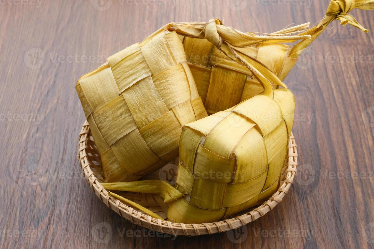 Ketupat, Ketupat oder Reisknödel ist eine lokale Delikatesse während Eid al-Fitr. natürliche Reishülle aus jungen Kokosblättern zum Kochen von Reis. es ist während eid al-fitr in indonesien sehr beliebt. foto