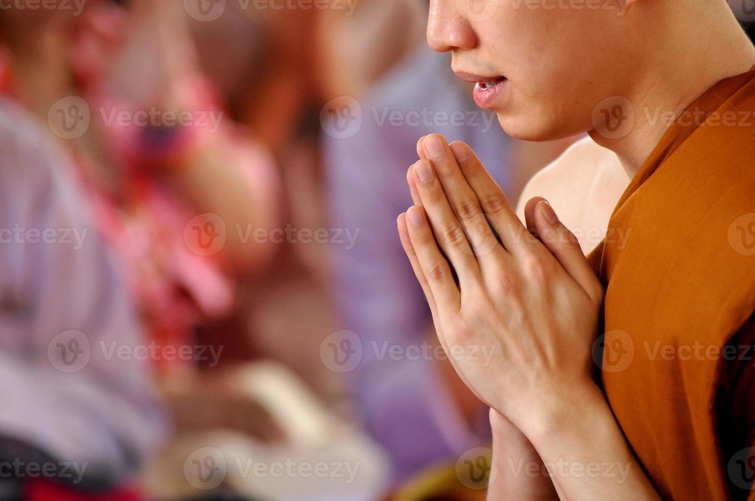 beten Sie nach der Ordination, thailändischer Mönch zu werden foto