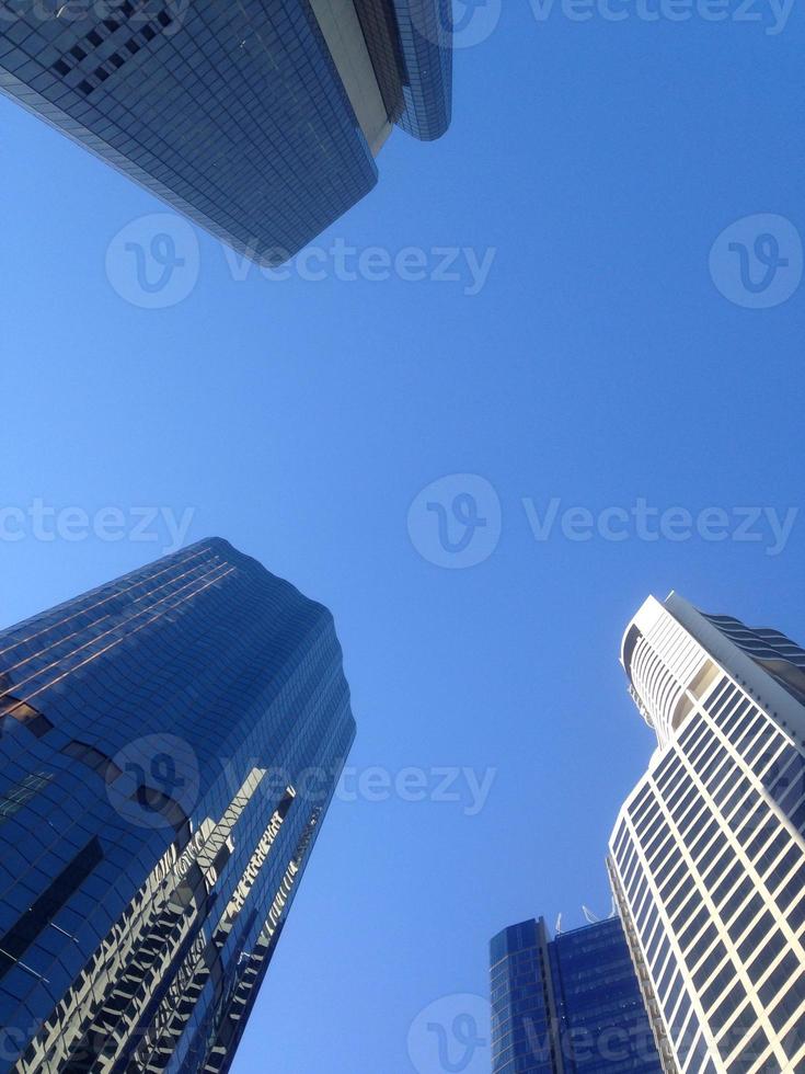 Schauen Sie zum blauen Himmel hinauf, um Finanzhochhäuser zu sehen foto