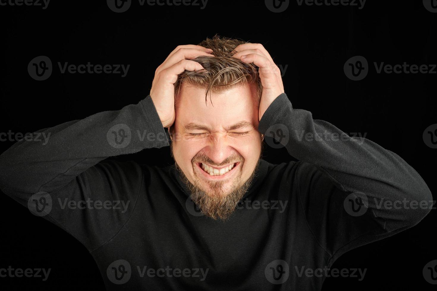 Überarbeitung, Kopfschmerzen Konzept. junger Mann im schwarzen Pullover mit Rollkragen. foto
