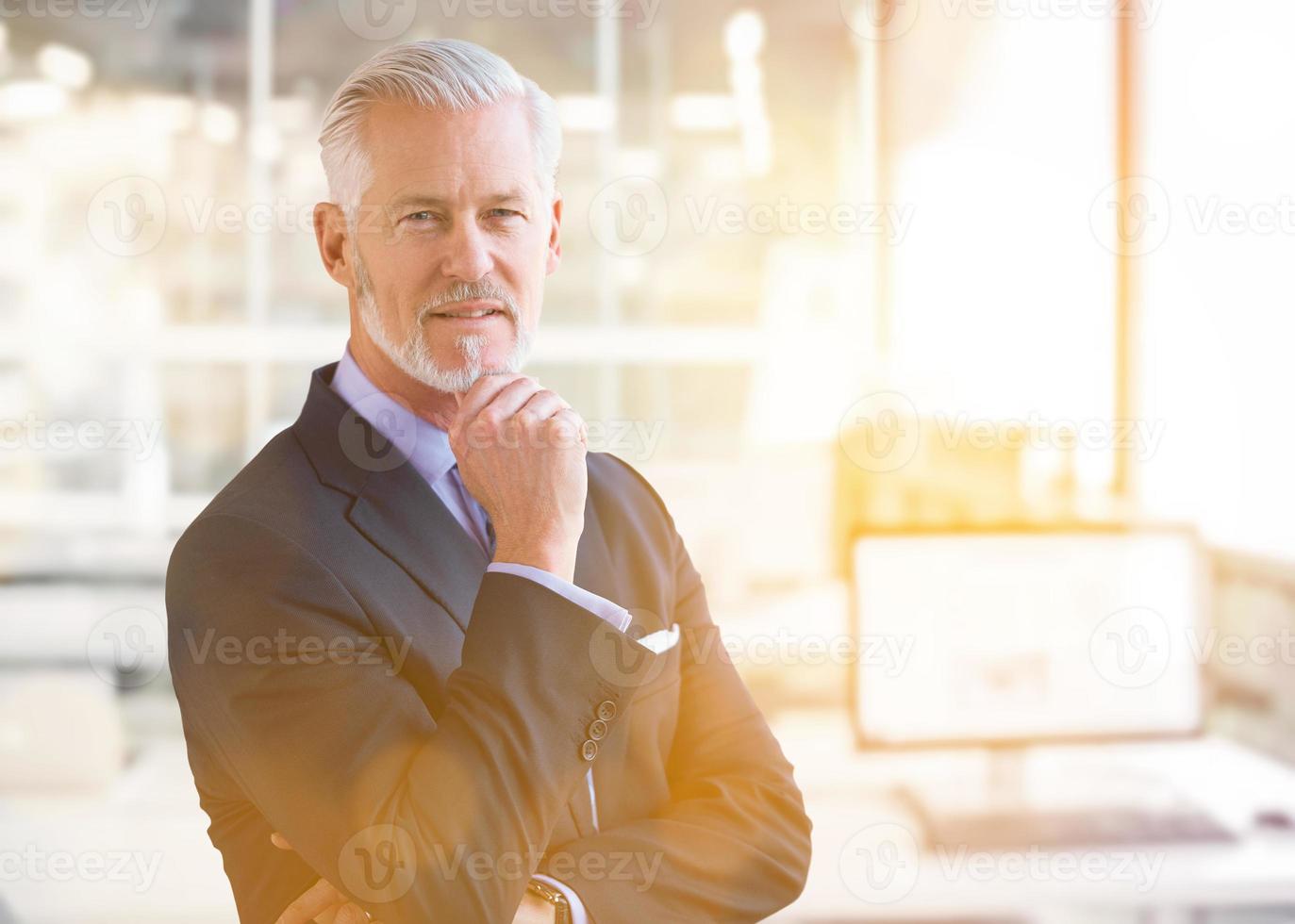 leitender Geschäftsmann in seinem Büro foto