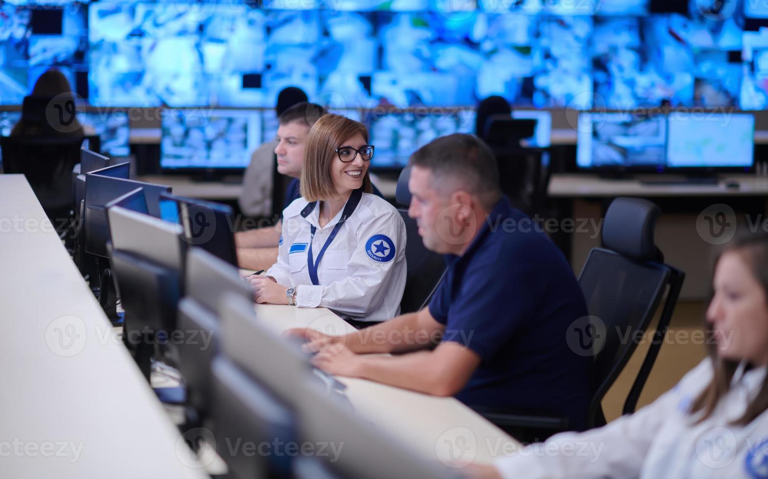 Gruppe von Betreibern von Sicherheitsrechenzentren bei der Arbeit foto