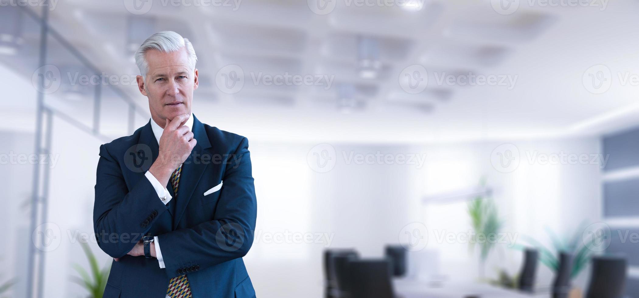 leitender Geschäftsmann in seinem Büro foto