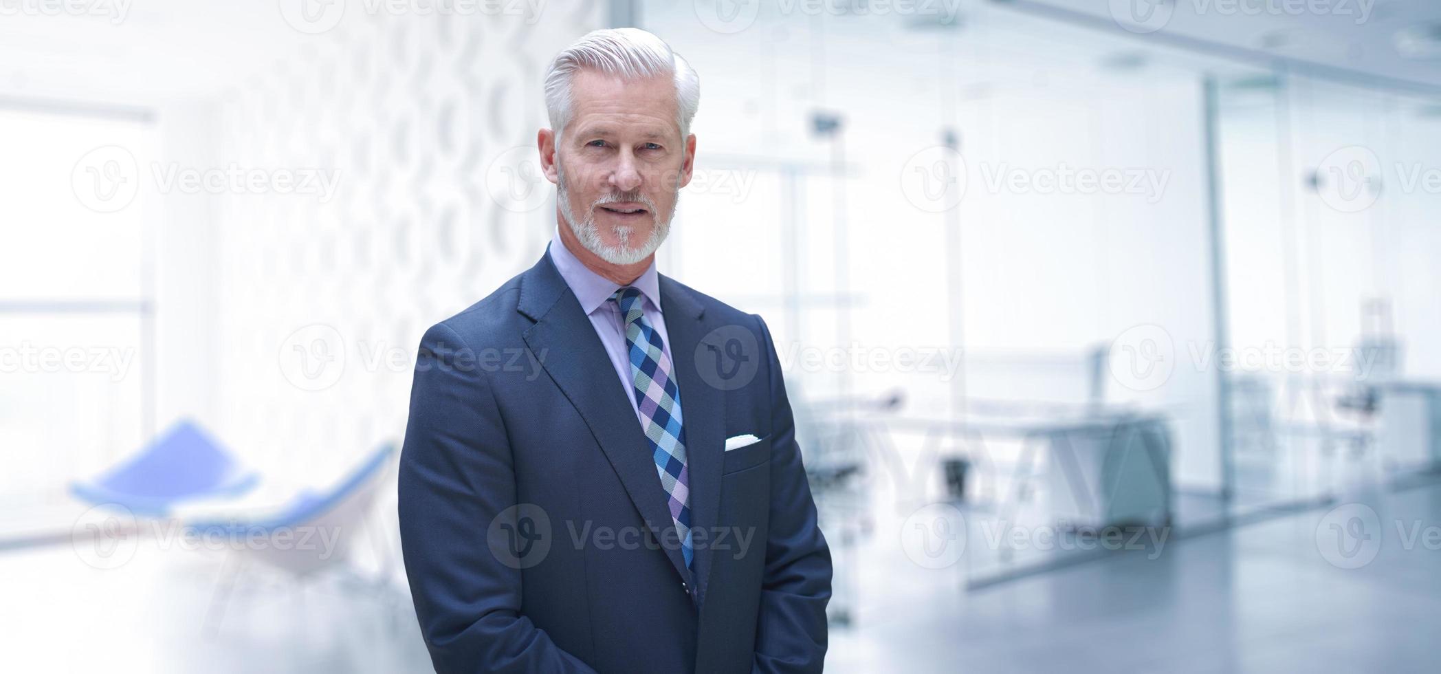 leitender Geschäftsmann in seinem Büro foto