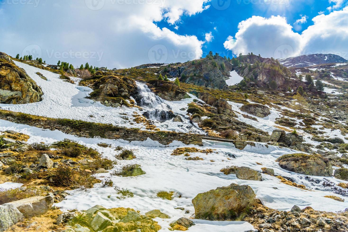 schnee in den felsigen alpenbergen, fluelapass, davos, graubünden, s foto