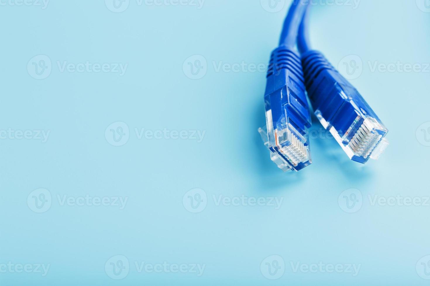 blaues Ethernet-Kabel Patchkabel auf blauem Hintergrund mit freiem Speicherplatz foto