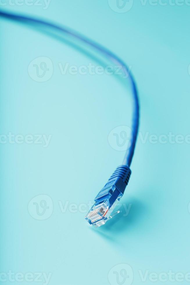 blaues Ethernet-Kabel Patchkabel auf blauem Hintergrund mit freiem Speicherplatz foto