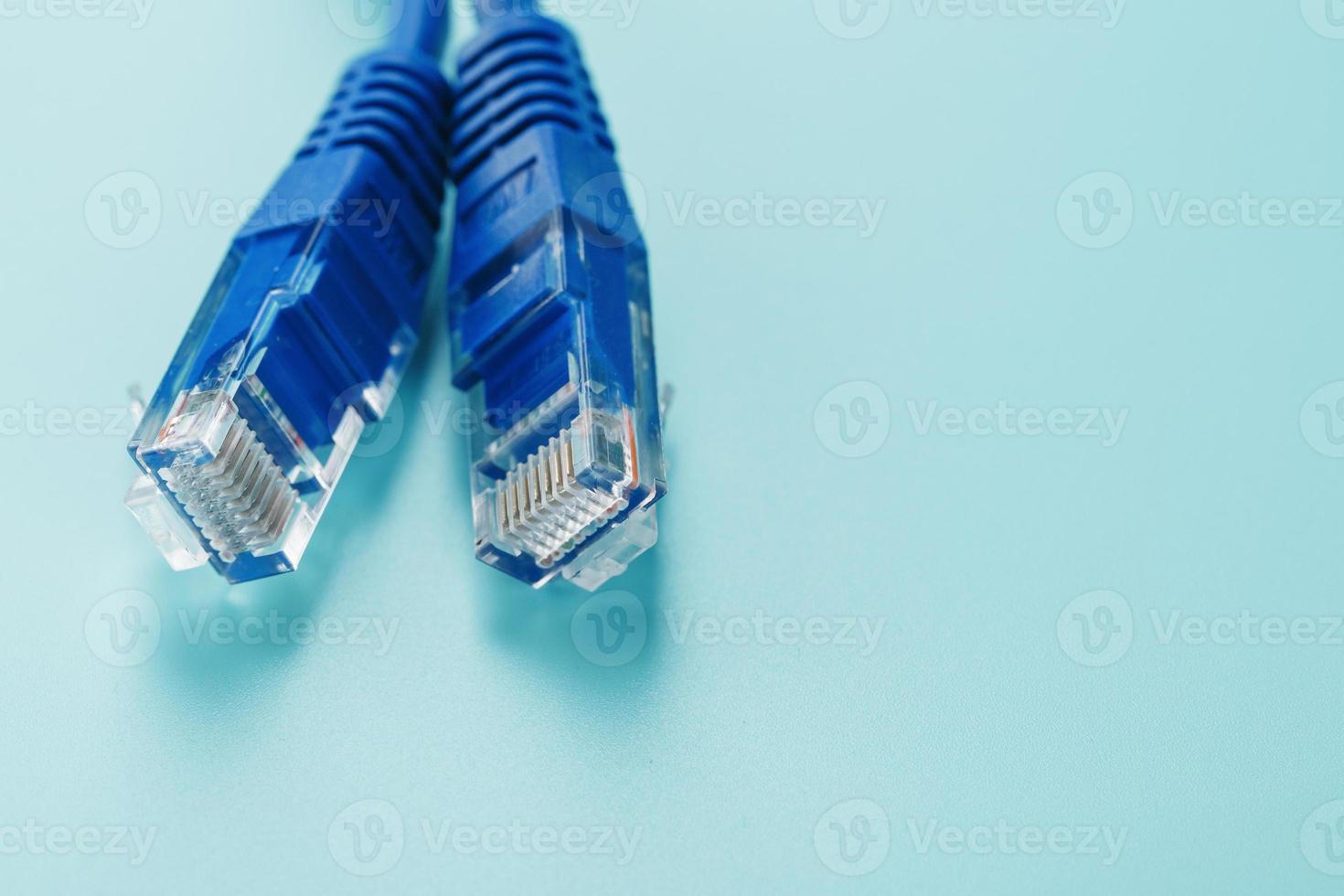 blaues utp-internetkabel isoliert auf blauem hintergrund ethernet-kabel foto