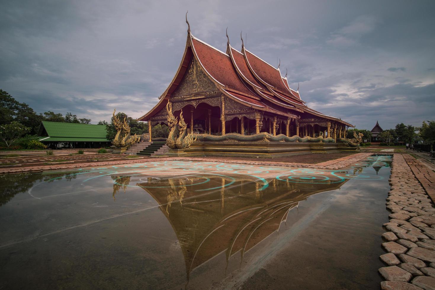 sirindhorn wararam phu prao tempel eines der ikonischen wahrzeichen für touristen in der provinz ubon ratchathani im osten thailands. foto