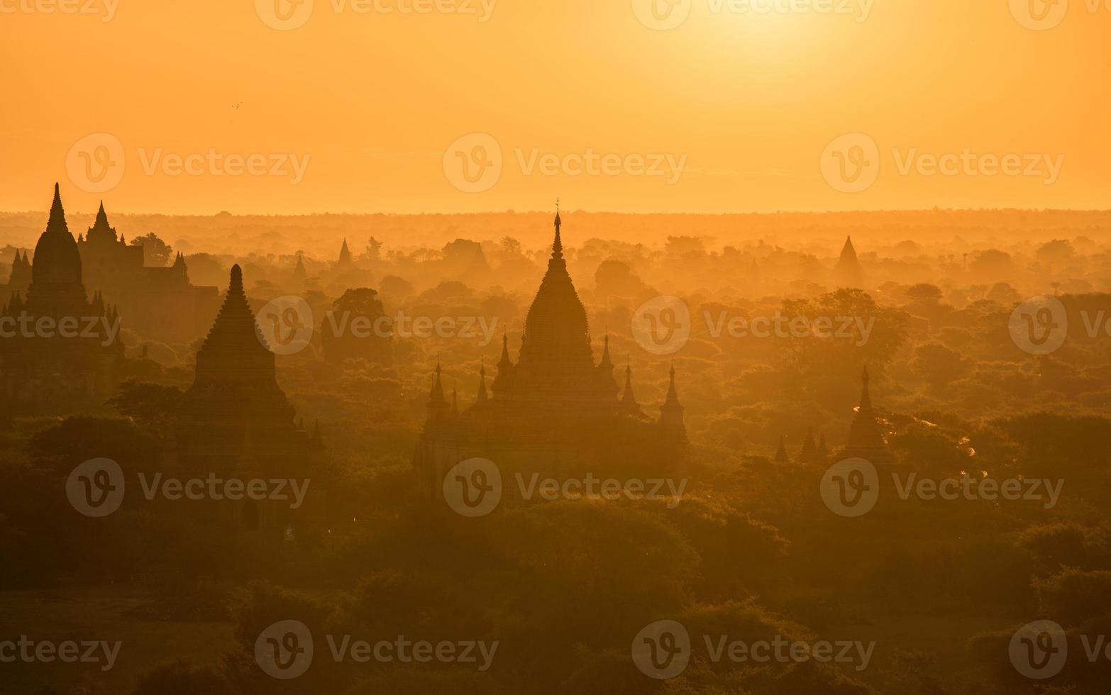 sonnenaufgang in bagan die alte archäologiezone in myanmar. die unesco hat myanmars antike stadt bagan offiziell zum weltkulturerbe erklärt. foto