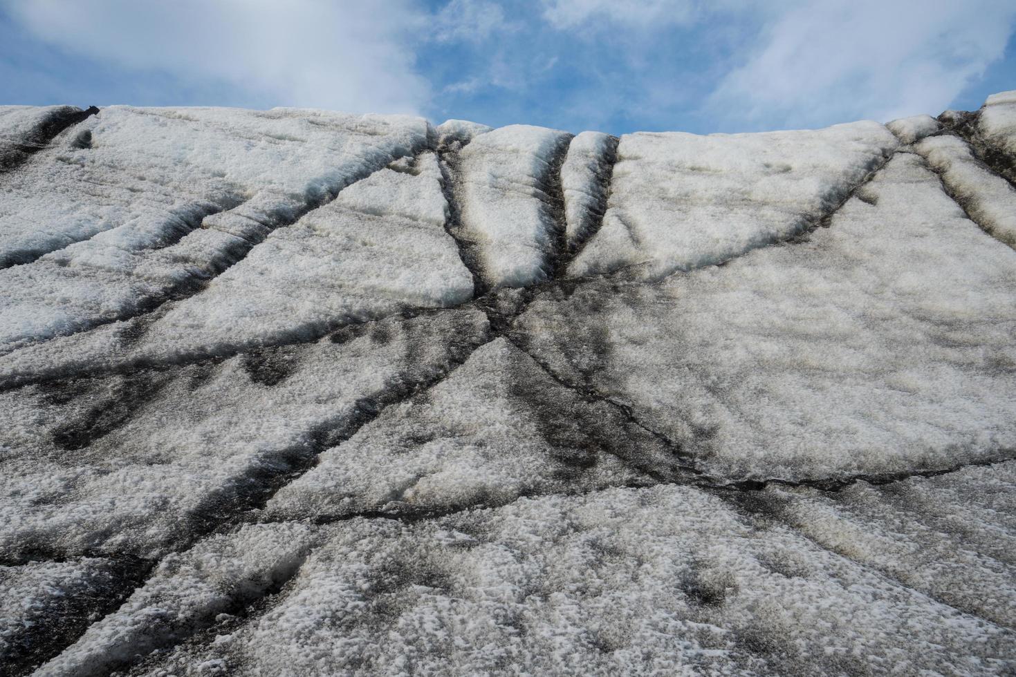 die strukturierte eiswand im skaftafell-gletscher des skaftafell-nationalparks in südisland. foto