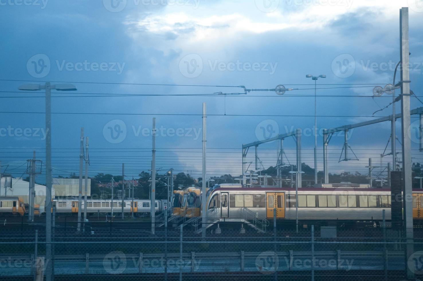 Züge am Bahnhof am Abend foto