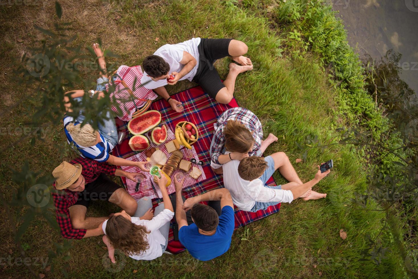 Draufsicht von Gruppenfreunden, die Picknickzeit genießen foto