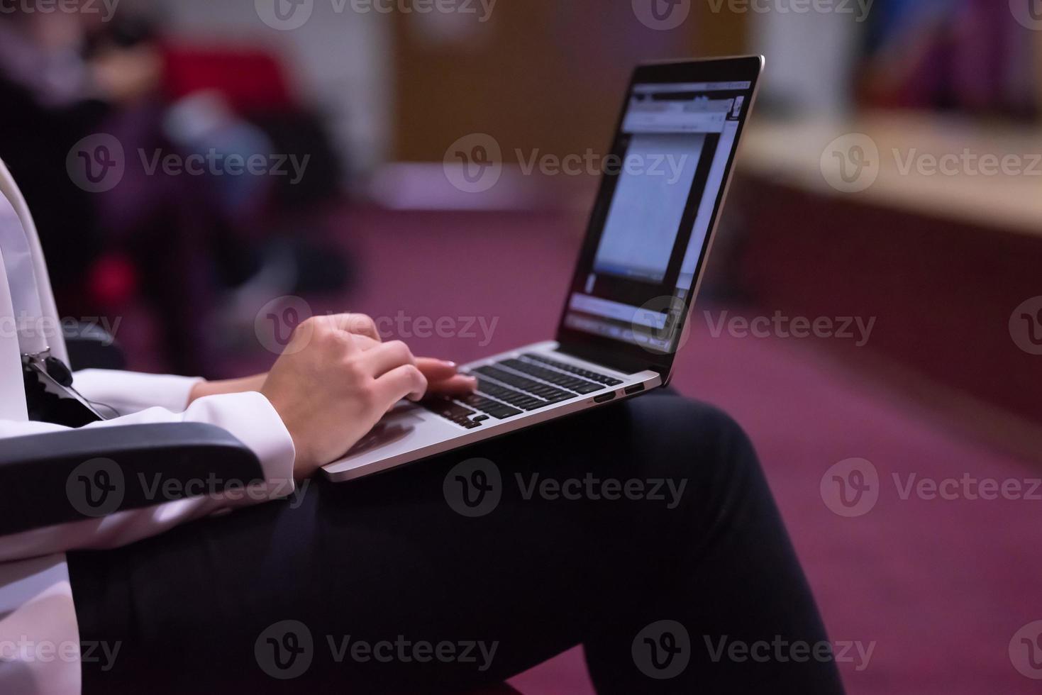 Geschäftsleute Hände mit Laptop-Computer foto