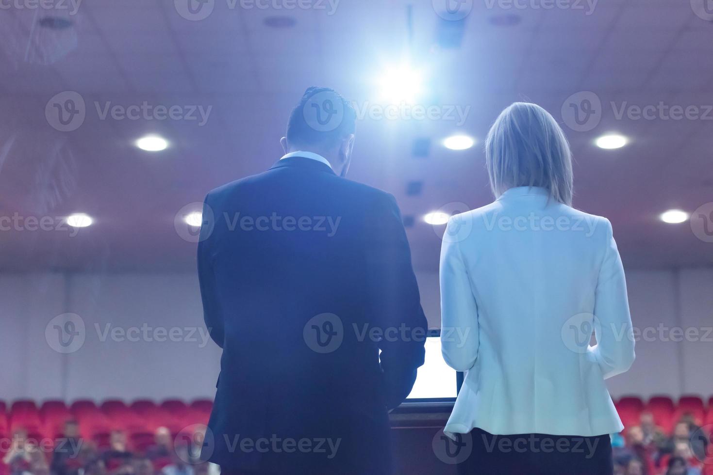 geschäftsleute, die eine präsentation geben foto