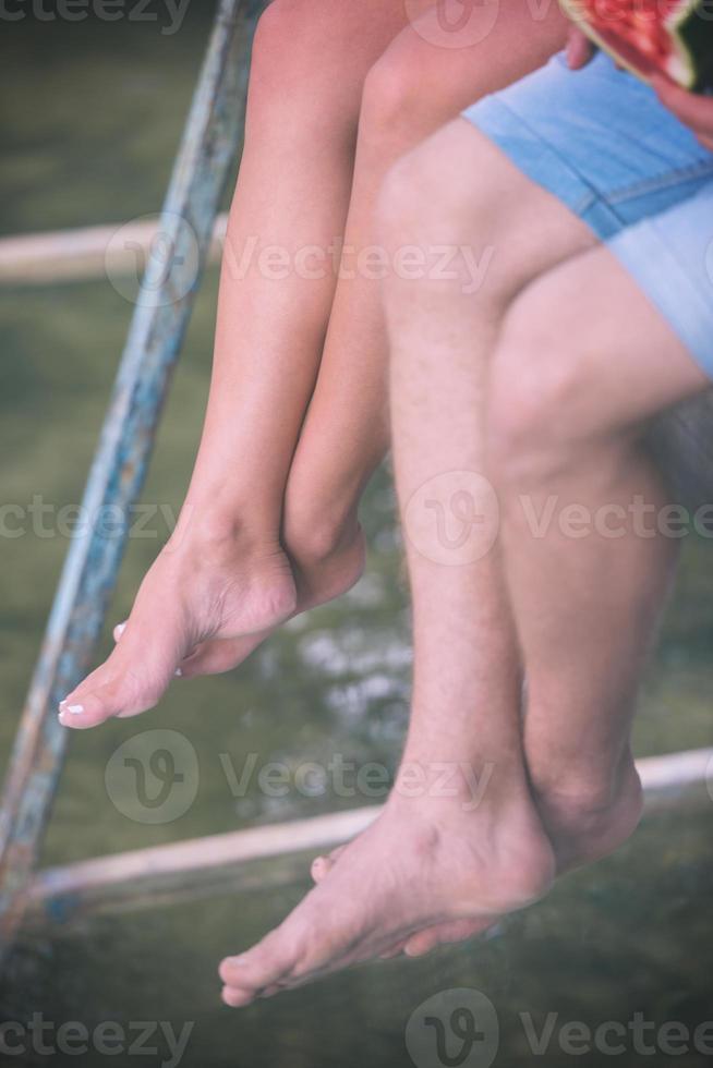 leute, die an der holzbrücke sitzen foto