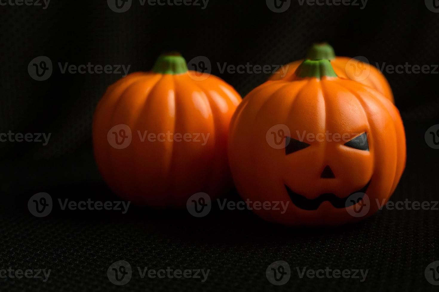 die Halloween-Kürbissteckfassung im schwarzen Feiertagshintergrundbild. foto