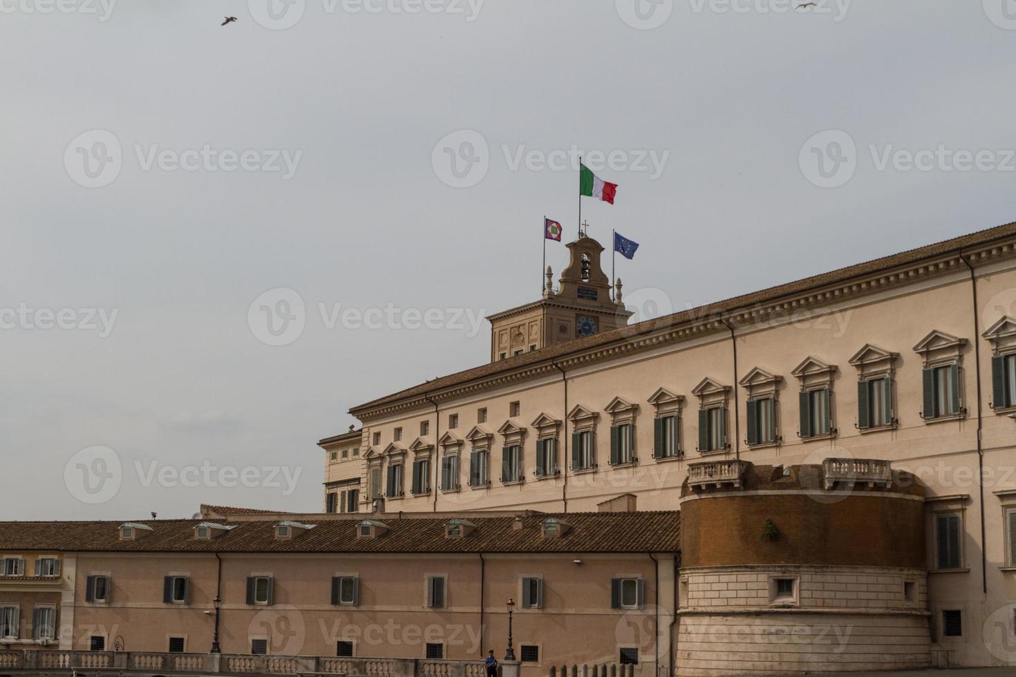 rom, das consulta-gebäude auf dem quirinale-platz. foto