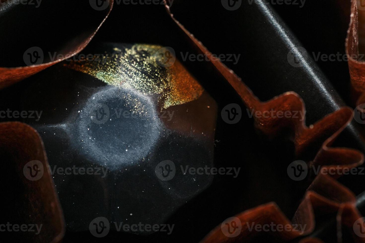 exquisite handgefertigte Pralinen sind mit Mustern von Galaxiesternen aus nächster Nähe bemalt foto