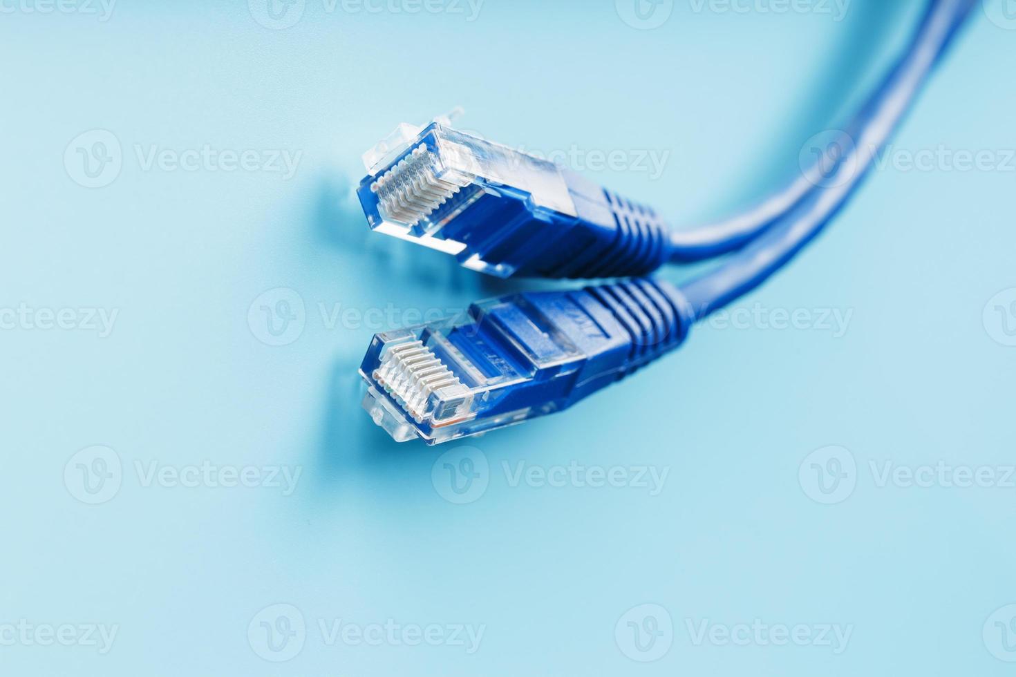 blaues Ethernet-Kabel Patchkabel auf blauem Hintergrund mit freiem Speicherplatz foto