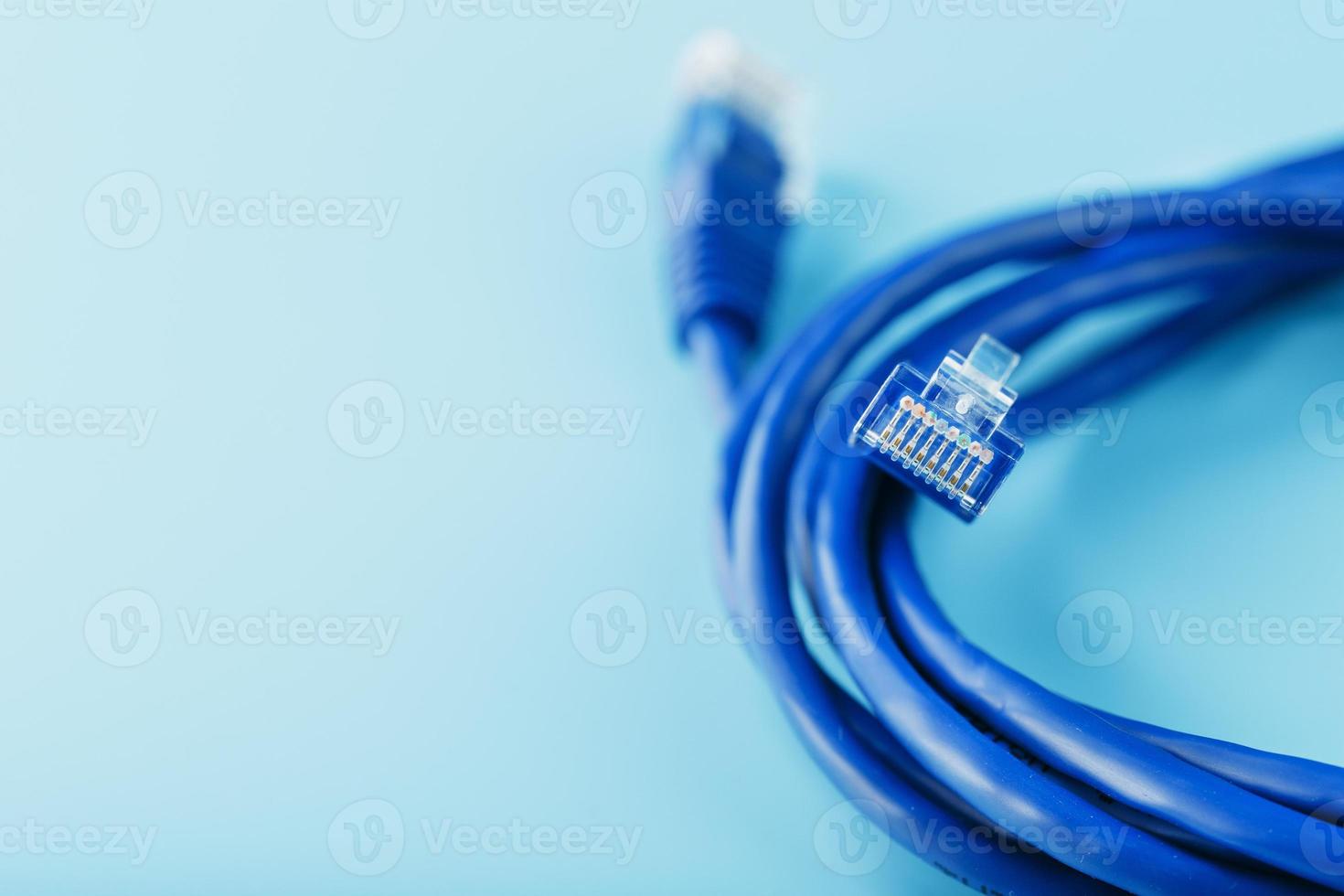 blaues utp-internetkabel isoliert auf blauem hintergrund ethernet-kabel foto