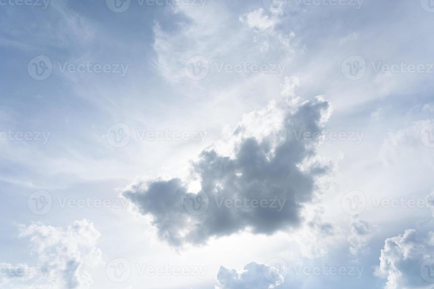 Vor dem Hintergrund des blauen Himmels bilden sich weiße Wolken wie fliegende Vögel. Engel Sonne Sonnenstrahl Licht wie Engel aus einer Wolke foto