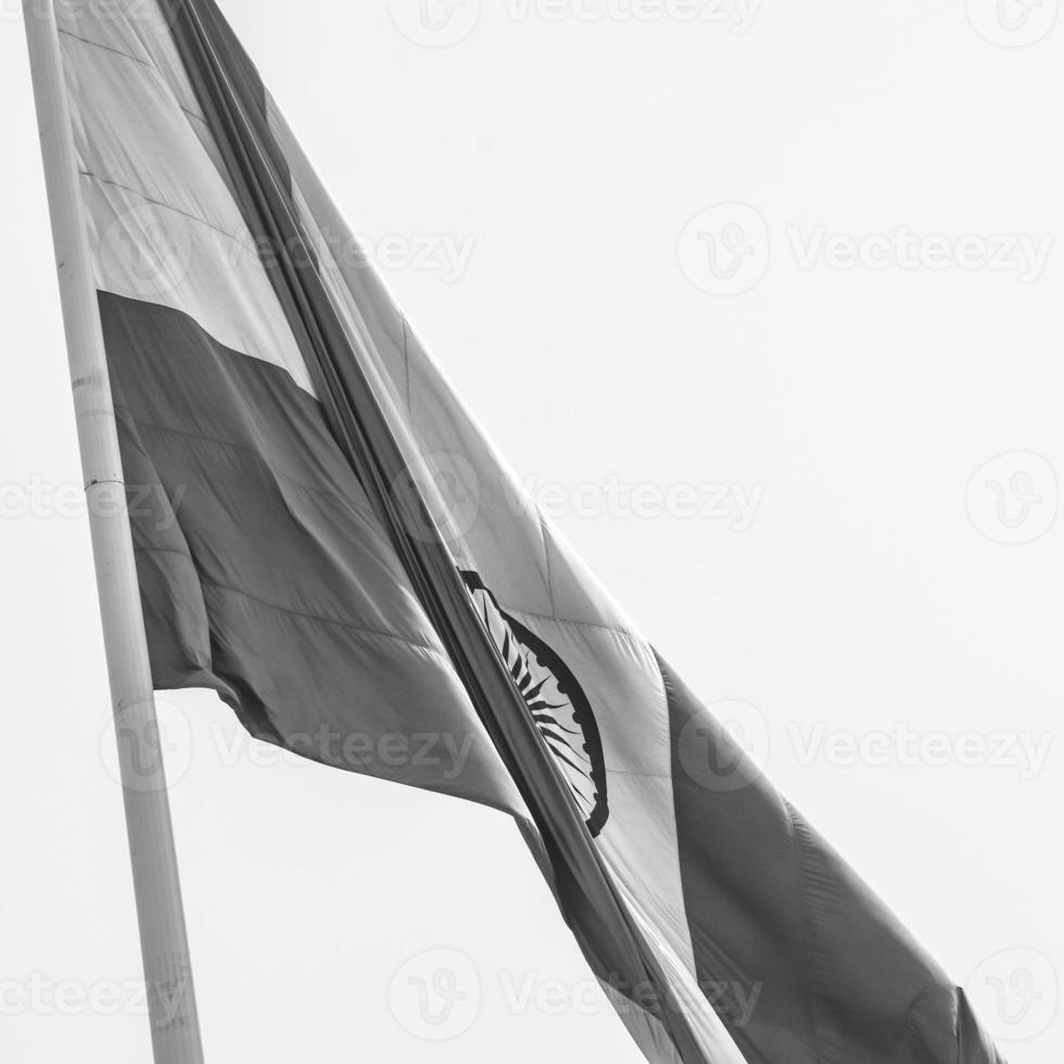 Indien-Flagge, die am Connaught-Platz mit Stolz im blauen Himmel fliegt, Indien-Flagge flattert, indische Flagge am Tag der Unabhängigkeit und Tag der Republik von Indien, indische Flagge schwenkend, indische Flaggen fliegen - schwarz und weiß foto