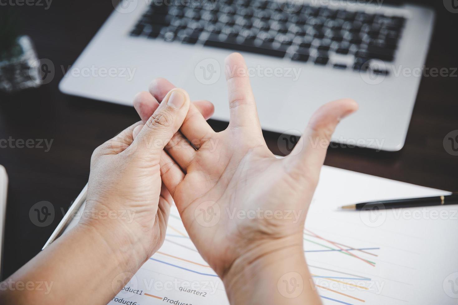 Arthritis-Person, Fingerfrau schmerzt von der Arbeit im Büro. Konzept Bürosyndrom Handschmerzen durch Berufskrankheit, Frau mit Handgelenksschmerzen durch Laptop-Computer, Handgelenksschmerzen. foto